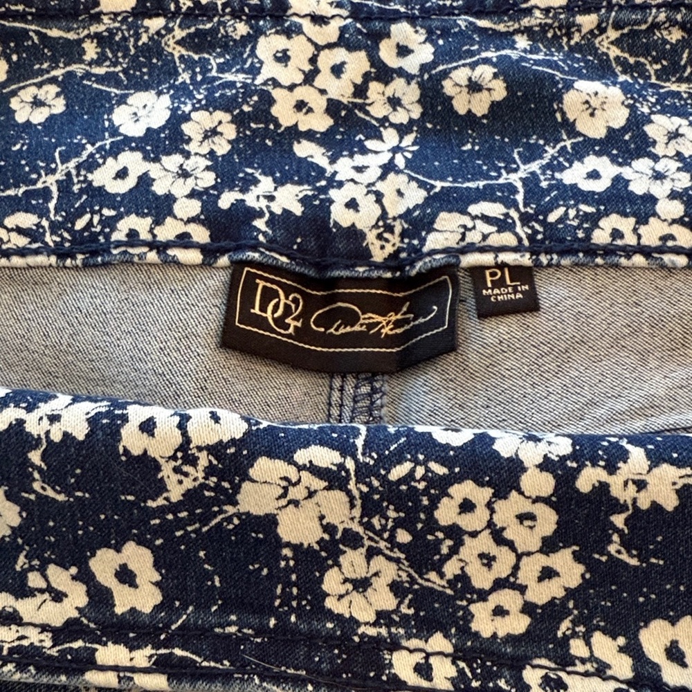 DR2 Navy and Cream Floral Shorts petite large